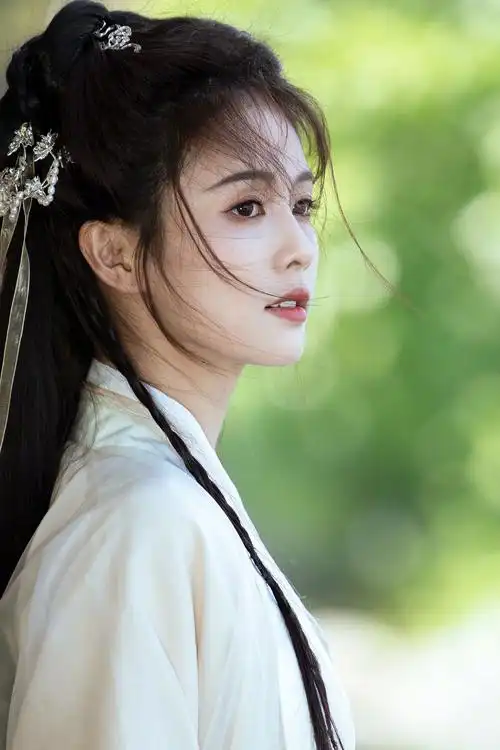 白鹿是仙女下凡吧穿古装拍古风写真置身湖边宛如温柔大小姐