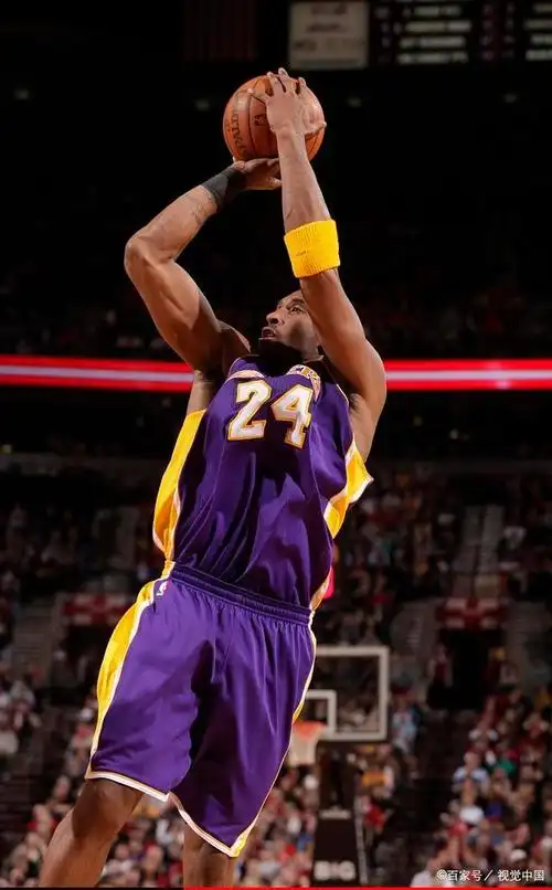 3.手腕要放松,用指尖控制投篮力度,球的位置要和眼睛保持平行.2.