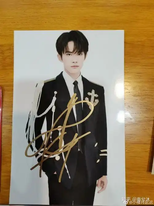 易烊千玺的签名为什么有很多种样子的?