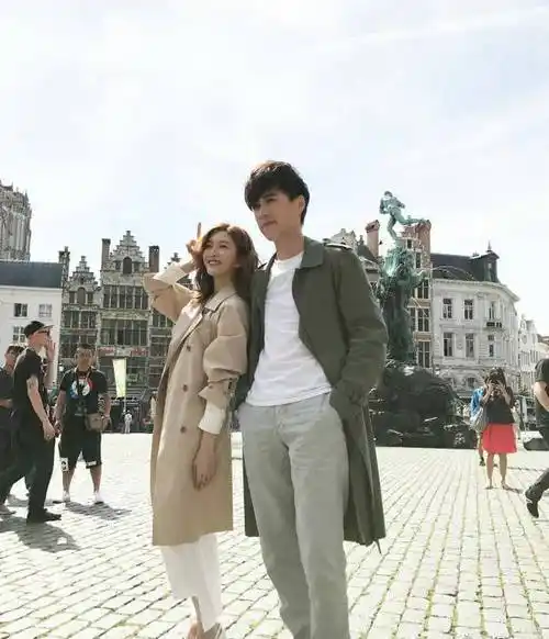 江疏影与靳东同穿风衣街头拍照卖萌网友三岁还嫌多不