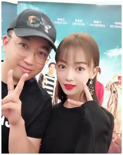 吴谨言与于正合影两人脸形成亮点网友一个胖头陀一个瘦头陀