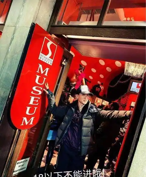 吴尊还晒出自拍照,照片中他戴着墨镜和帽子,以仰拍四十五度角给自己来