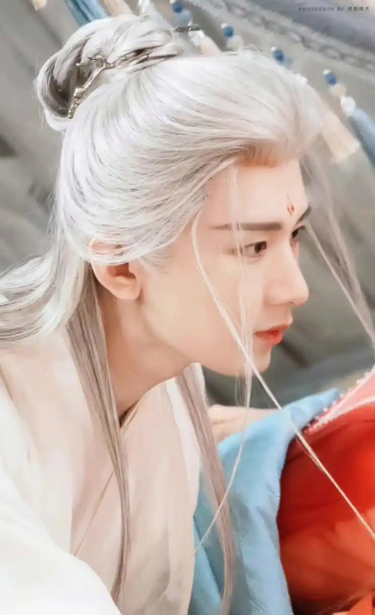 沉香如屑里的应渊君-成毅又还有多少人念念不忘!  两人红衣白发造型