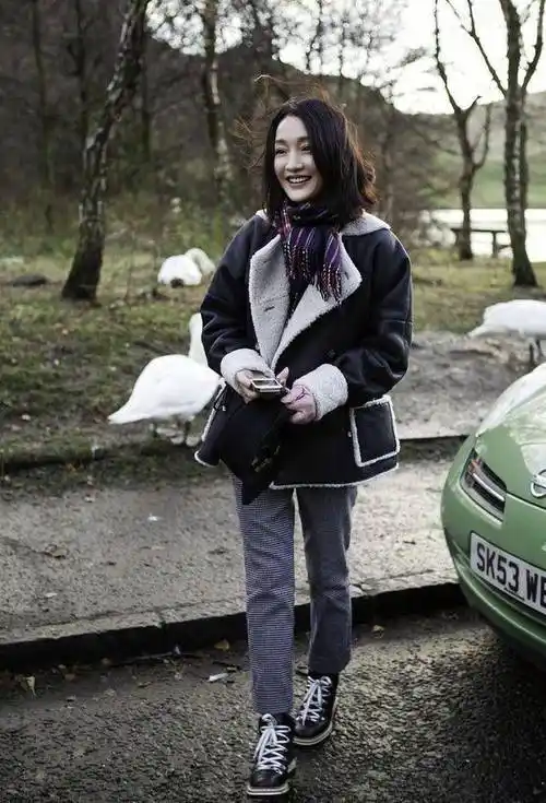 45岁的周迅穿搭好显年轻,宝蓝色外套优雅大气,颜值堪比18岁少女