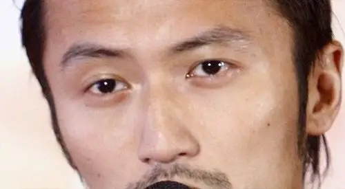 谢霆锋:皮肤癌谢霆锋在剃头拍电影《十月围城》时,发现头上有一粒黑痣