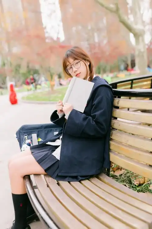 中山公园环树椅上坐着的jk制服少女(20161211) - soushou