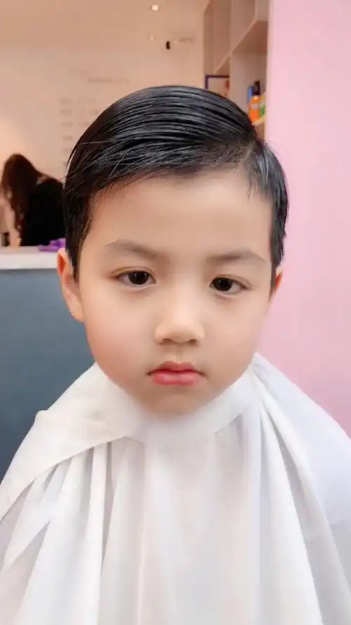 萌娃秒变,头发细软服贴改变一款二八分油头搭配简单雕刻让发型更加有