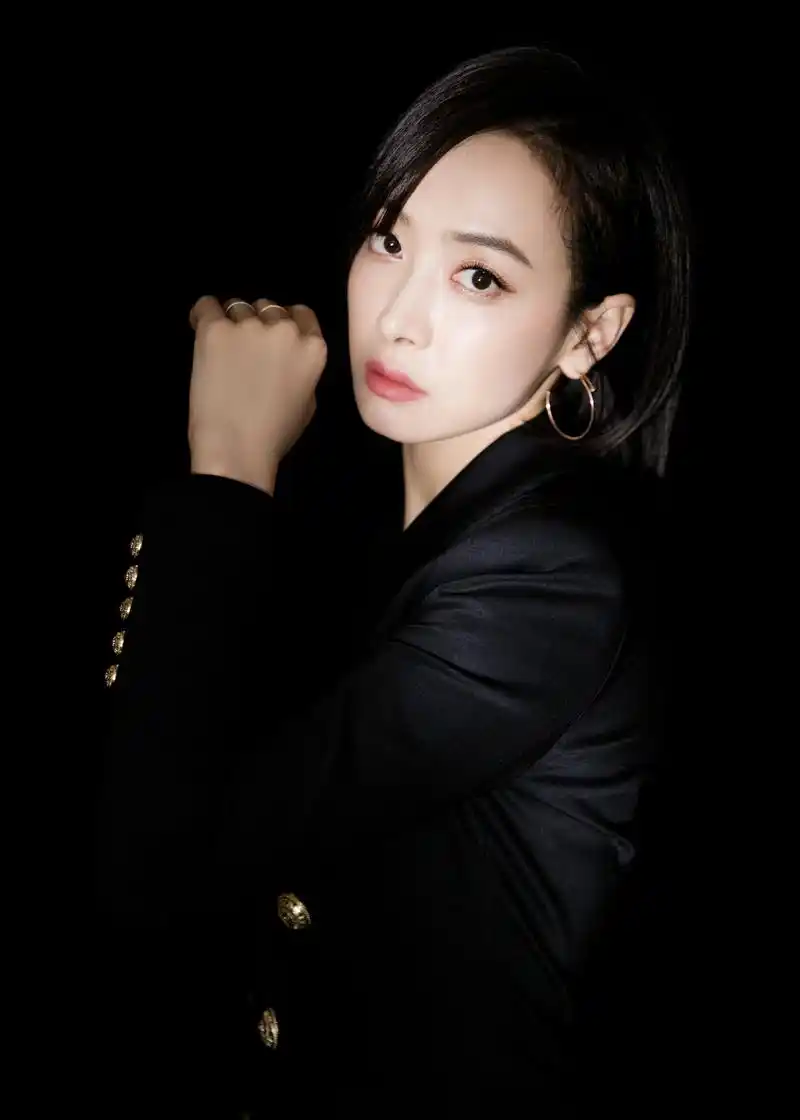 今夜是舞台上的黑色女王宋茜身穿balmain黑色双排扣连衣西装裙加盟