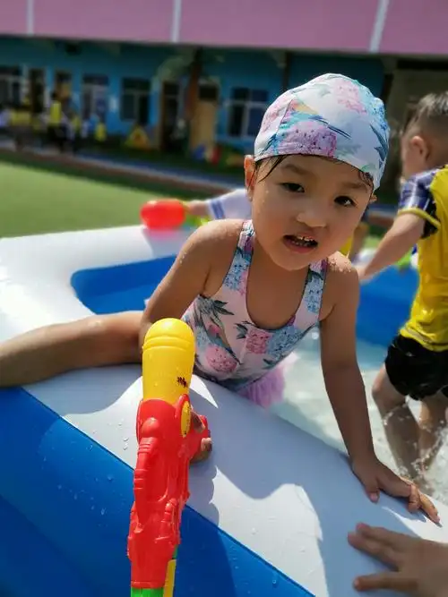 写美篇戏水活动     让幼儿体验夏季生活的乐趣,满足孩子们玩水 ,爱水