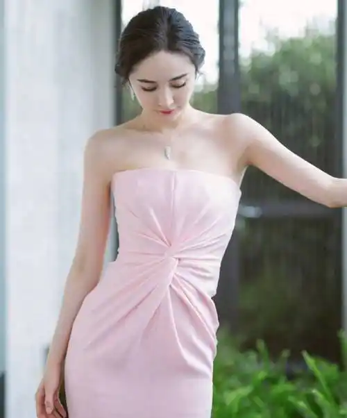 杨幂粉色抹胸裙性感写真_身材_网友_真会