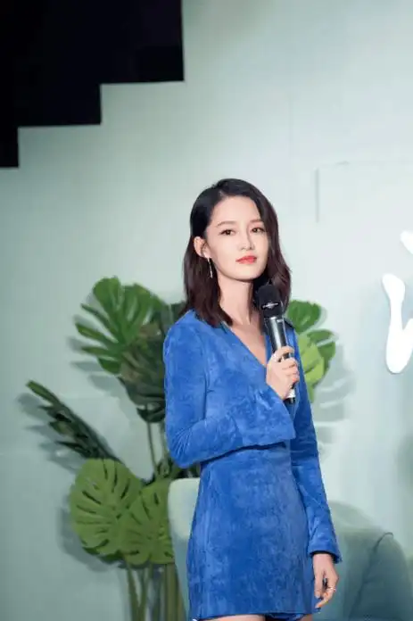 看李沁就知道了,短发长发判若两人_时尚_一个人_白色