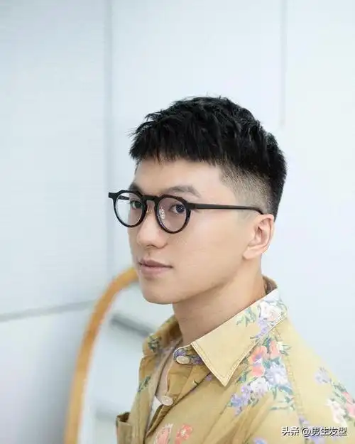 那么,男生到了30岁左右,剪什么发型才好看呢?