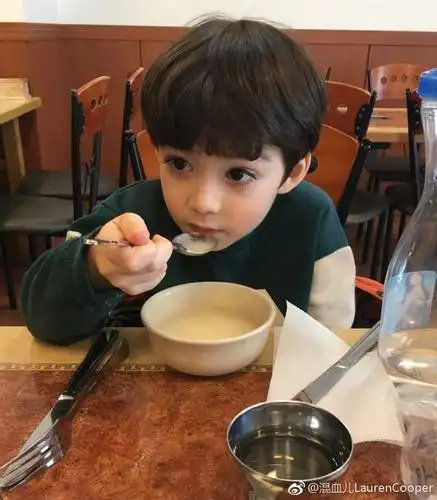 《爸爸6》素人宝宝曝光 范丞丞的混血"儿子"睫毛逆天