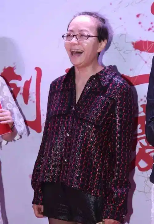 60岁宋丹丹"挑战"时尚超短裤:一双长腿十分吸睛,目测只有20岁_年龄