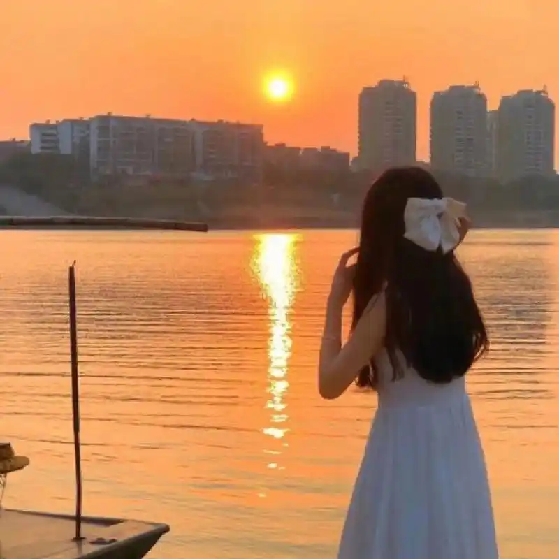 女生背影图片来啦! 抱走时说一声哦!