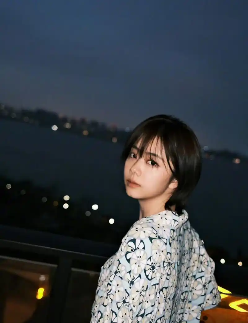 谭松韵分享营业美照氛围感太强,她的团队很懂粉丝们的审美,大家都喜欢