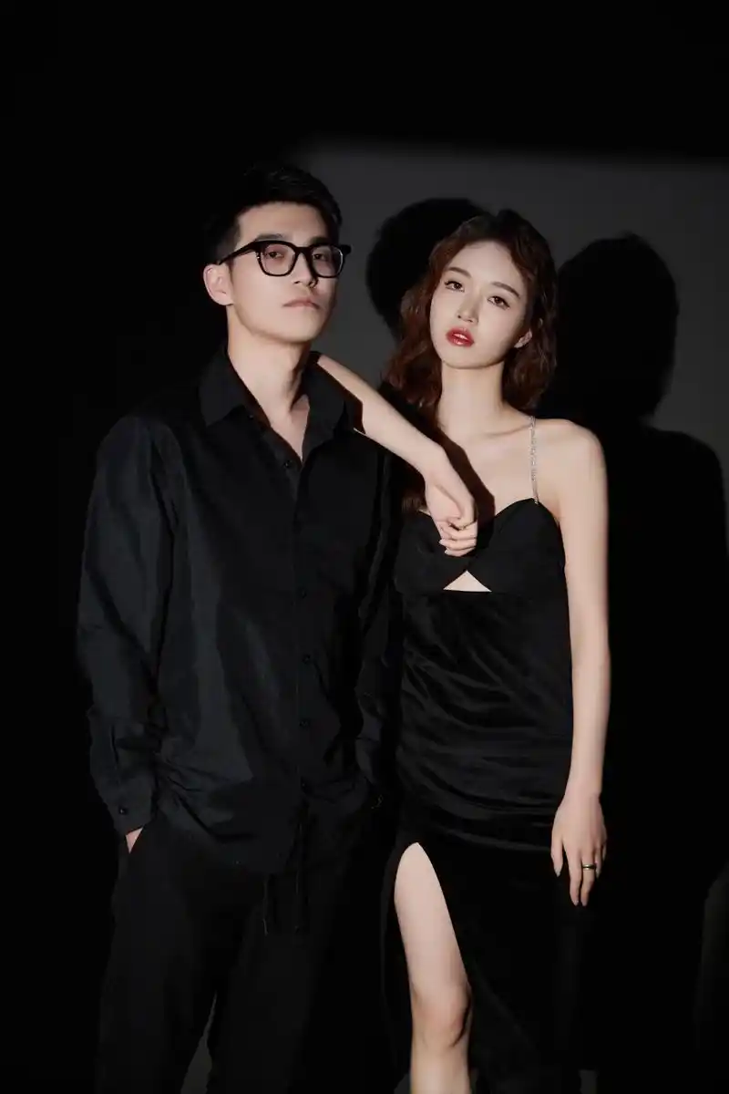 情侣写真 #泰裤辣 #合照 #黑色系 终于拍了一组喜欢的暗 - 抖音