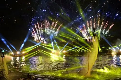 看水上火舞表演 水城三国小镇游人如织