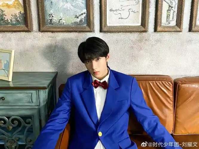 [哇][哇]@时代少年团-刘耀文蓝色西装,白衬衫,满屏的大长腿太绝了!