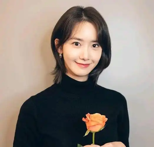 林允儿写真公开,简约的黑色上衣搭配短发造型,清新甜美