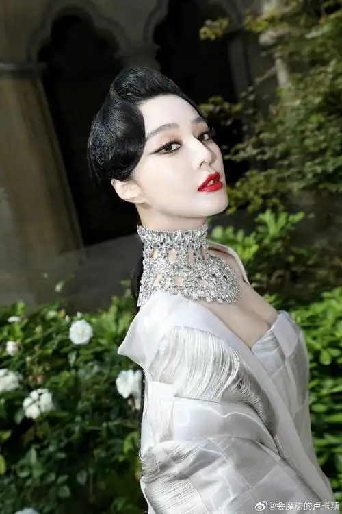 范冰冰在巴黎时装周的这几组造型,虽然不是每一组都彻底惊艳,但是终于