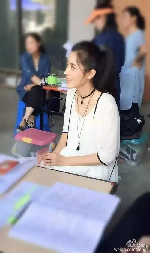 曾黎96年考入中戏,班上有章子怡,袁泉,秦海璐,胡静,梅婷.