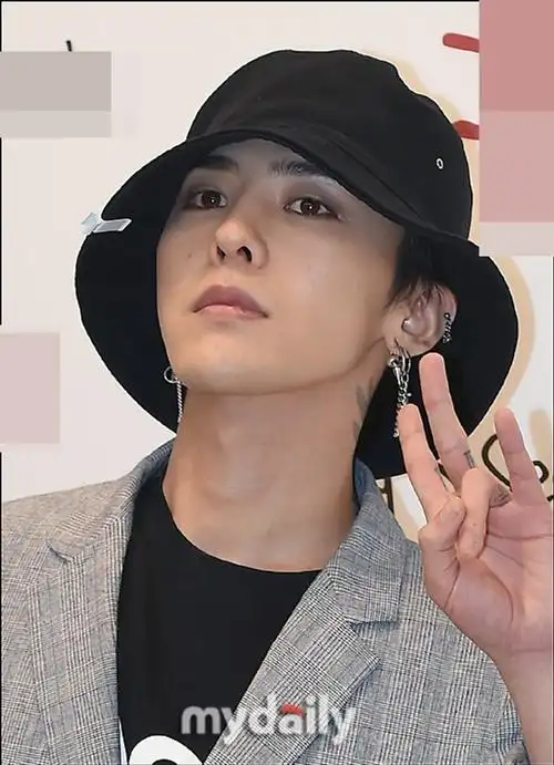 权志龙亮相引围观 戴帽子遮眼气质不羁_新浪图片