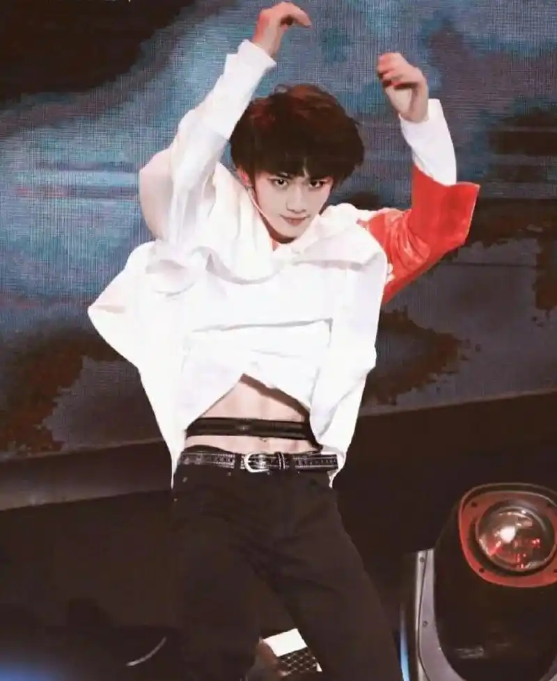 tnt时代少年团小炸们的腹肌😍😍 来来来,时代少年团的腹肌了解一