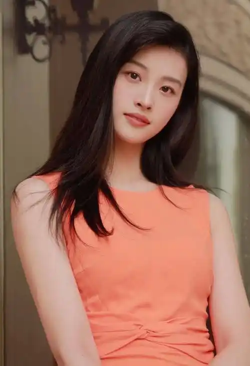 网友:太美了!钟雯冠身穿橘黄色连衣裙,优雅大气,尽显女人味.