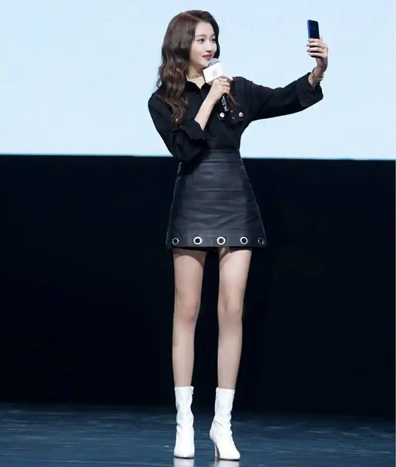 关晓彤这次又踩雷机车夹克搭配直筒牛仔裤显壮显胖浪费好身材