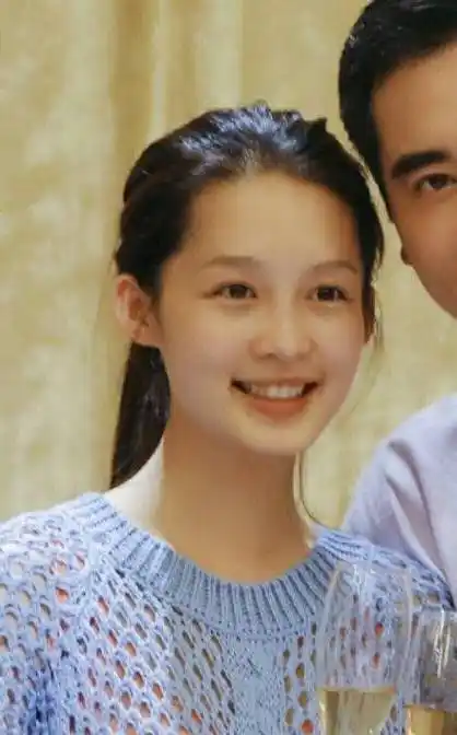 "笨蛋美人"李沁:与杨洋十指紧扣,遭王大陆魏大勋揩油却不反抗_节目