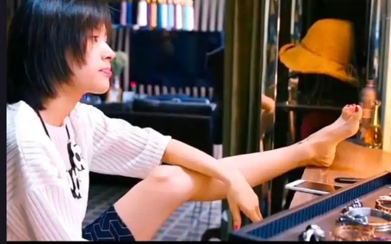 王子文‖小脚女神,果然美女都是从头美到脚啊