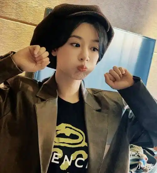 握拳嘟嘴的古灵精怪,在照片中,杨紫还露出了古灵精怪的一面,握着拳头