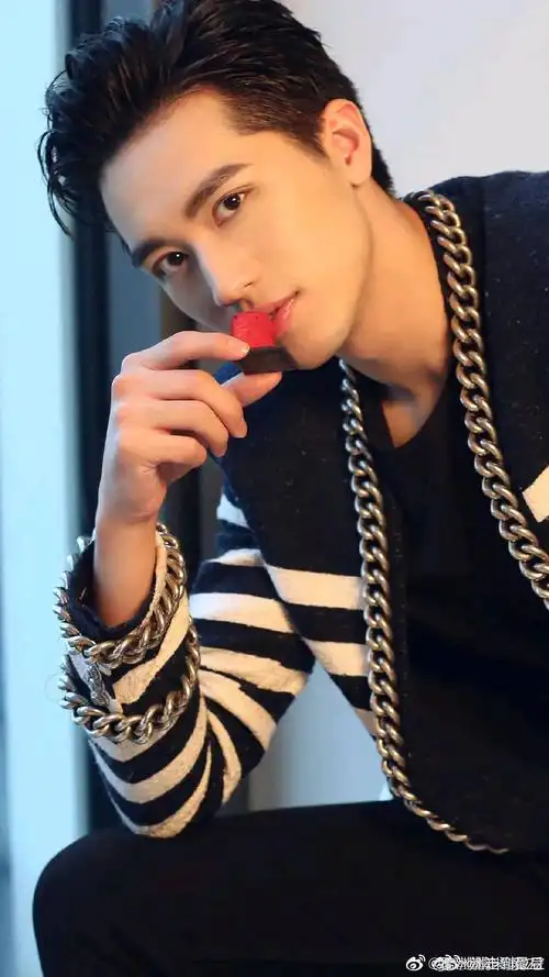 帅哥欣赏五官立体高鼻梁浓眉大眼身高腿长站姿挺拔气质好我喜欢这样的