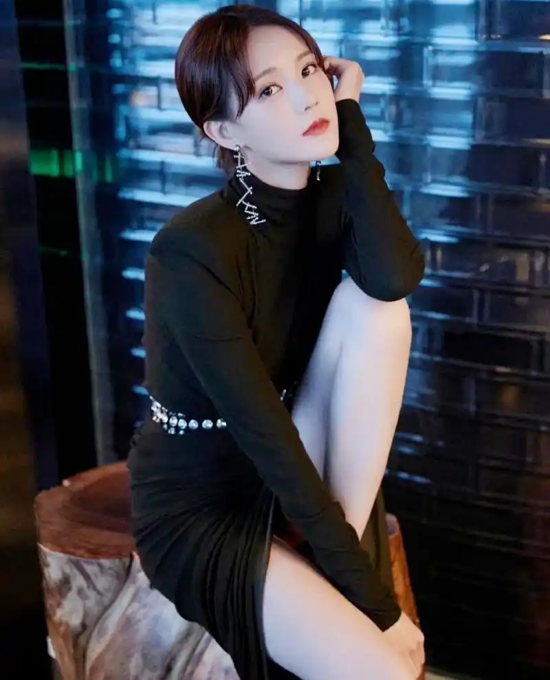 李一桐身着黑色修身开叉长裙,曼妙身姿,性感妩媚,女人味十足!