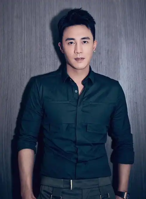 41岁杜淳晒全家福甜蜜偷亲小11岁二婚老婆女方一脸娇羞好恩爱