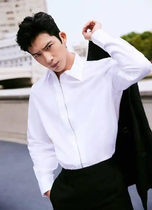 井柏然西装白衬衫天台写真释出 黑白look出镜帅气有型_井柏然_look