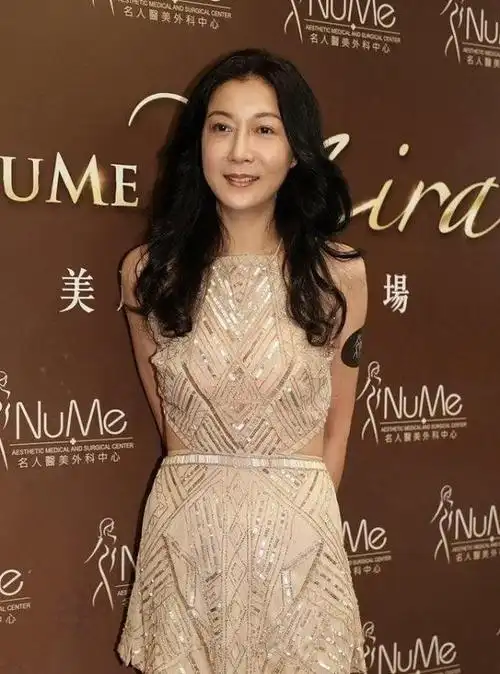 吴绮莉不受年龄影响,穿丝绒裙端庄优雅,173cm身材保持得真好__财经头