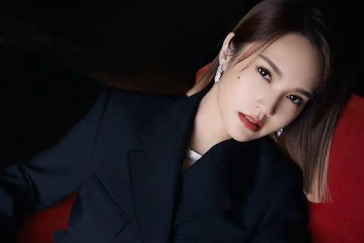 杨丞琳黑色西服长裤霸气美艳 点缀珠宝流光溢彩释放魅力