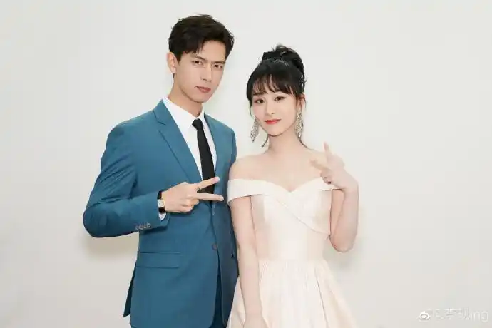 杨紫吐槽李现合照动作你咋都是一个动作