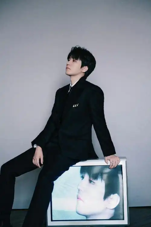 筐胡萝卜#王俊凯晒收工照,这一罗筐胡萝卜看着就好吃,满满的生活气息