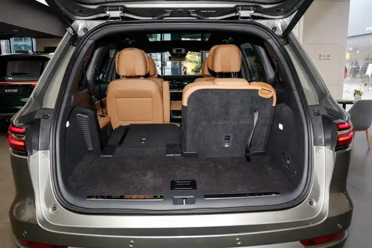 理想one后备厢空间表现还算不错,放倒后排座椅后,能够进一步扩展空间