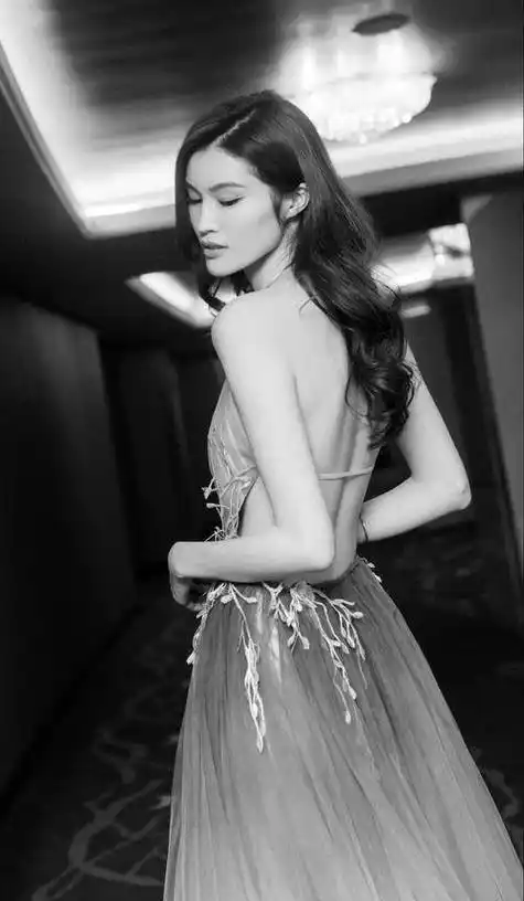 34岁何穗魔鬼身材太诱人了!_力量_智慧_女性