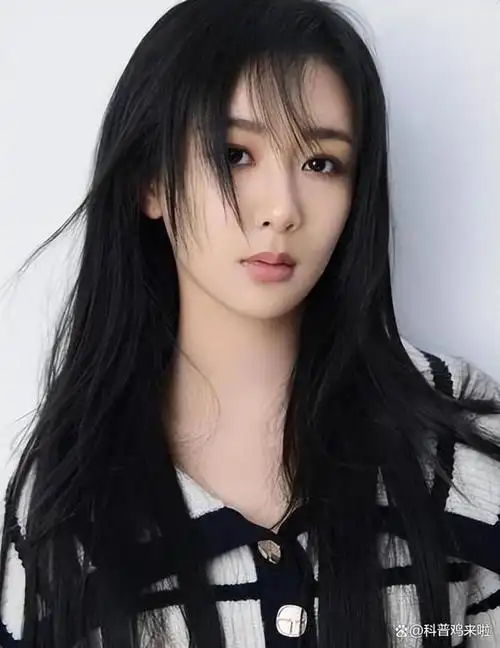 杨紫最新活动美照,穿镂空黑裙大秀好身材,甜辣造型美翻了