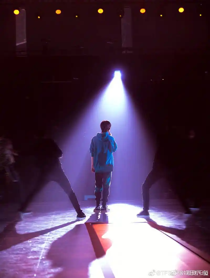 tfboys分享200310易烊千玺背影杀来袭超a大佬肩膀愈加宽厚