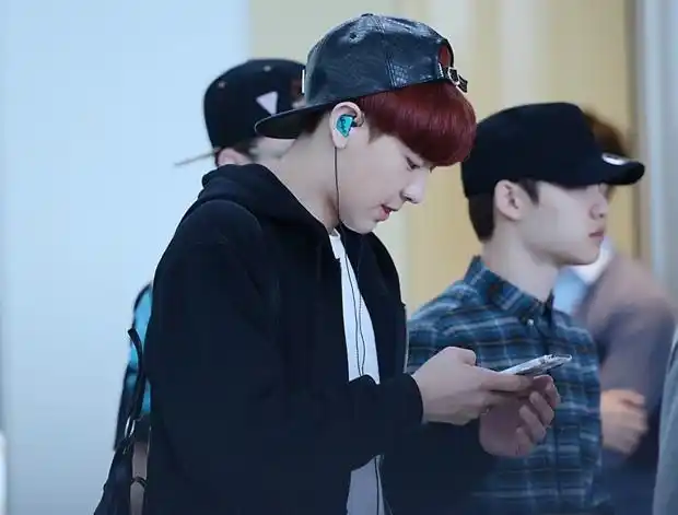 男明星:韩国美男朴灿烈机场时尚街拍-小虾米