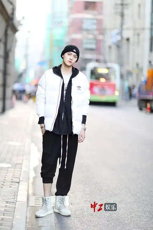 许凯曝初冬街拍长腿暖男演绎冬日穿搭法