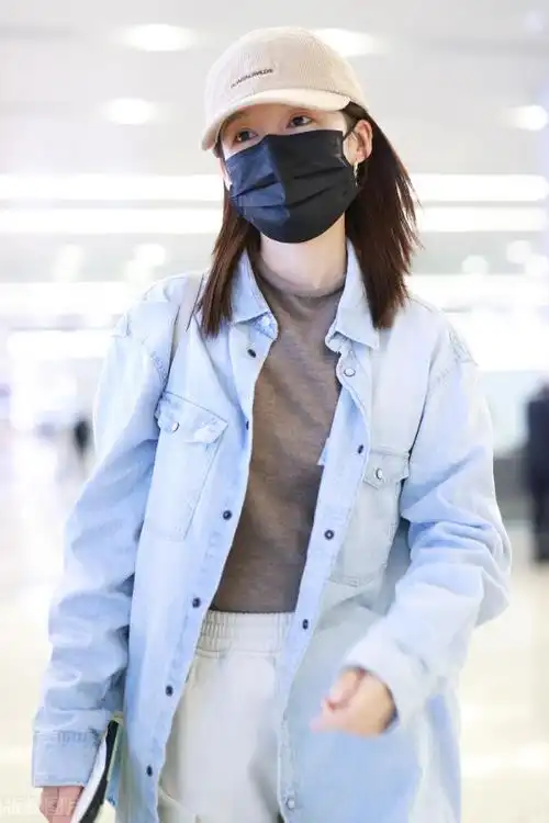 12月6号,李沁现身机场.