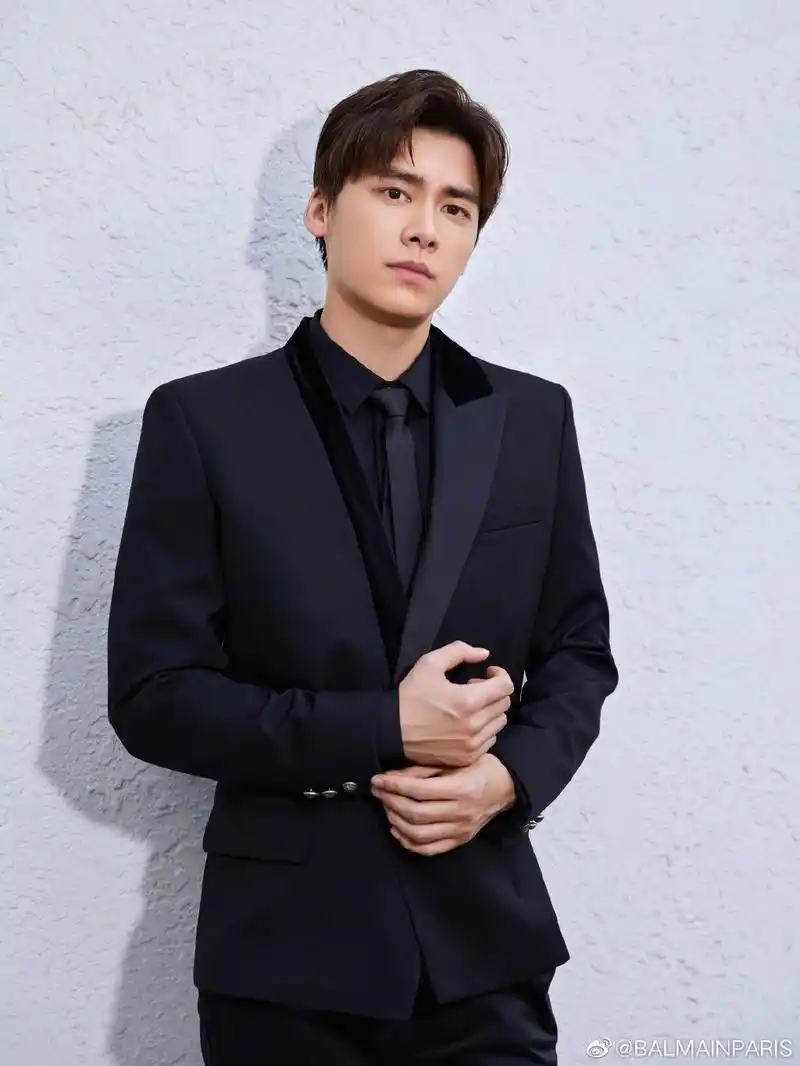 品牌分享李易峰亚洲影视周造型 峰峰全黑西装look优雅贵气