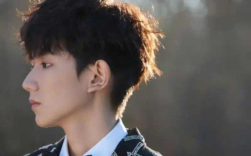 王源冷峻帅气写真图片桌面壁纸